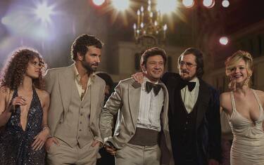 amy_adams_bradley_cooper_jeremy_renner_christian_bale_jennifer_lawrence_american_hustle_eagle_pictures