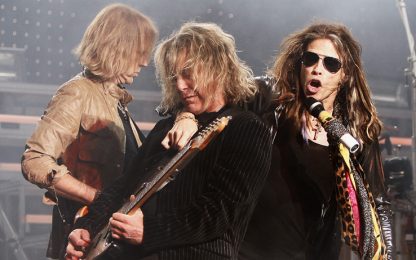 Aerosmith, Joe Perry spinge Steven Tyler giù dal palco
