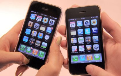 Utenti iPhone e Android spiati: Apple e Google nella bufera