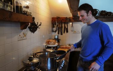 Giuliano nella cucina di casa 