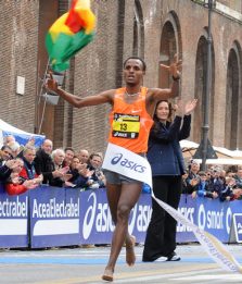 Tragedia alla Maratona di Roma, muore un podista belga