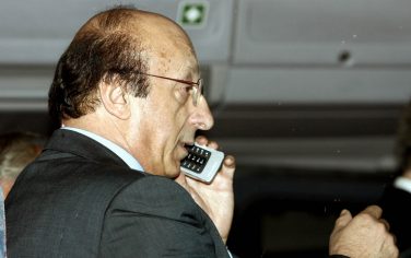 20060514- BARI - SPR- REGGINA-JUVENTUS. Luciano Moggi parla al telefono al termine della partita. ETTORE FERRARI / ANSA /FRR