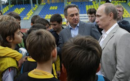 Putin sul ghiaccio: gioca ad hockey con i bambini