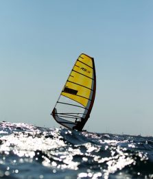 Via col vento, Fanciulli campionessa di windsurf