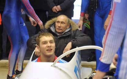 Putin il macho: sul bob a due in vista delle presidenziali