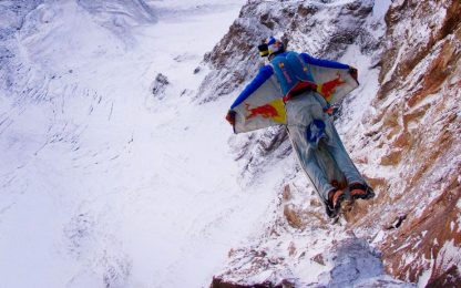 Rozov, base jump da record: salta nel vuoto dall'Everest