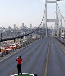 Il Bosforo chiuso al traffico per Tiger: bufera a Istanbul