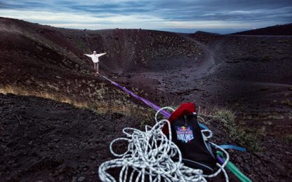 Wilson in equilibrio sull'Etna: il funambolo che ha sfidato il vulcano 