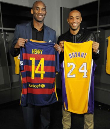 LOS ANGELES, CA - FEBRUARY 19:  Thierry Henry and Kobe Bryant #24 of the Los Angeles Lakers exchange jerseys in the locker room before the game against the San Antonio Spurs on February 19, 2016 at STAPLES Center in Los Angeles, California. NOTE TO USER: User expressly acknowledges and agrees that, by downloading and/or using this Photograph, user is consenting to the terms and conditions of the Getty Images License Agreement. Mandatory Copyright Notice: Copyright 2016 NBAE (Photo by Andrew D. Bernstein/NBAE via Getty Images)