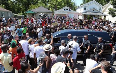 epa05355448 A hearse carrying the body of the late Muhammad Ali passes in front of his boyhood home on Grand Avenue during his funeral procession in Louisville, Kentucky USA, 10 June 2016. Born Cassius Clay, boxing legend Muhammad Ali, dubbed 'The Greatest,' died on 03 June 2016 in Phoenix, Arizona, USA at the age of 74.  EPA/Mark Lyons