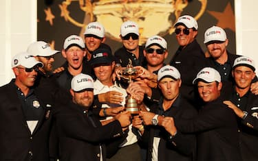 CHASKA, MN - OCTOBER 02: The United States celebrates during the closing ceremony of the 2016 Ryder Cup at Hazeltine National Golf Club on October 2, 2016 in Chaska, Minnesota.  (Photo by Streeter Lecka/Getty Images)
