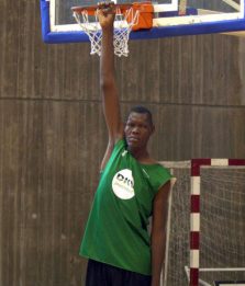 Basket, il bambino gigante: ha 15 anni ed è alto 2,24 metri
