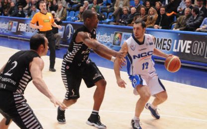 Basket, a Cantù l'anticipo: 72-63 sulla Virtus. Highlights
