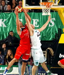 Basket: Biella frena Treviso, vince ancora Cantù