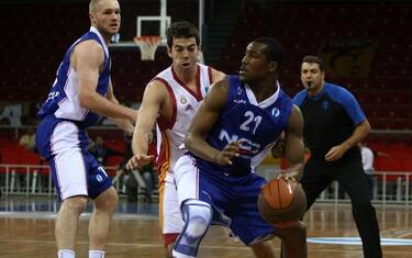 Cantù è l'anti-Siena. Roma ko a Varese: play off più lontani