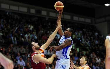Basket, nell'anticipo Sassari supera Roma per 80-68