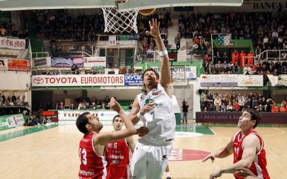 Basket, Siena e Cantù vincono e agganciano Milano in testa