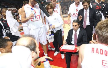 sport_basket_serie_a_2011_2012_ea7_armani_milano_coach_scariolo_panchina_getty