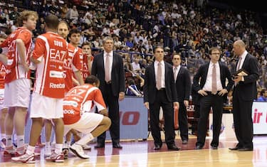 Hairston brilla più di White: Milano vince la prima