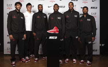 Milano nel segno della tradizione: riecco le scarpette rosse