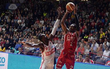 Super Olimpia, Varese al tappeto. Venezia fatica e vince