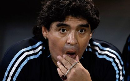 Argentina, Maradona investe un cameraman e poi lo insulta