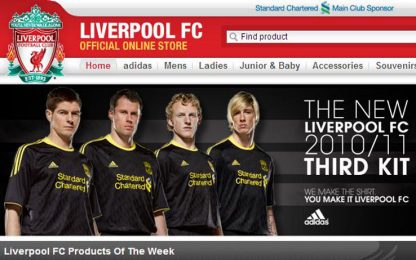 Il Liverpool presenta la nuova maglia. Con Kuyt testimonial