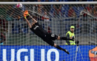 Bologna's goalkeeper from Italy Antonio Mirante makes a save during the Italian Serie A football match Roma vs Bologna on April 11, 2016 at Olympic stadium in Rome.  / AFP / ALBERTO PIZZOLI        (Photo credit should read ALBERTO PIZZOLI/AFP/Getty Images)