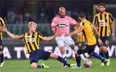 Juventus' Italian forward Simone Zaza (C)vies for the ball with Hellas Verona's Swedish defender Filip Helander (L) and Hellas Verona's Italian defender Eros Pisano during the Italian Serie A football match between Hellas Verona and Juventus on May 08, 2016 at the Bentegodi Stadium in Verona.   / AFP / GIUSEPPE CACACE        (Photo credit should read GIUSEPPE CACACE/AFP/Getty Images)