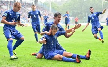 epa05434771 Italy's Federico Dimarco (front) celebrates his 0-1 goal with teammates during the UEFA European Under-19 Championship semifinal soccer match between England and Italy at the Carl Benz Stadium in Mannheim, Germany, 21 July 2016.  EPA/UWE ANSPACH