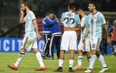Argentina's players leave the field after the 0-1 Paraguay victory at the end of their Russia 2018 World Cup football qualifier match in Cordoba, Argentina, on October 11, 2016. / AFP / EITAN ABRAMOVICH        (Photo credit should read EITAN ABRAMOVICH/AFP/Getty Images)