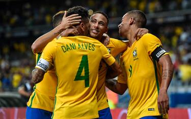 BELO HORIZONTE, BRAZIL - NOVEMBER 10: Philippe Coutinho #11, Dani Alves #4, Neymar #10 and Gabriel Jesus #9 of Brazil celebrates a scored goal against Argentina during a match between Brazil and Argentina as part 2018 FIFA World Cup Russia Qualifier at Mineirao stadium on November 10, 2016 in Belo Horizonte, Brazil. (Photo by Pedro Vilela/Getty Images)