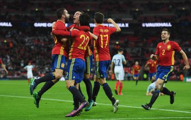 LONDON, ENGLAND - NOVEMBER 15:  Isco of Spain (22) celebrates with team mates as he scores their second and equalising goal during the international friendly match between England and Spain at Wembley Stadium on November 15, 2016 in London, England.  (Photo by Shaun Botterill/Getty Images)