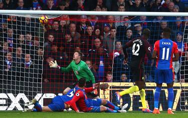 City e Liverpool in testa. Mazzarri batte Ranieri