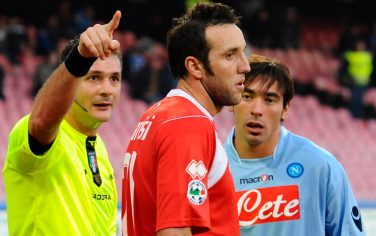 Napoli's Ezequiel Lavezzi, of Argentina, right, looks on as Bari's Alessandro Parisi, center, who was shown the red card by referee Andrea Romeo, left, during the Serie A soccer match between Napoli and Bari  in Naples, Italy, Sunday, Dec. 6, 2009. Napoli won 3-2. (AP Photo/Salvatore Laporta)