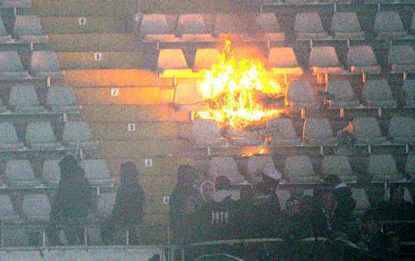 Juve-Genoa, lancio di petardi tra tifosi. Un agente ferito