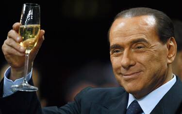 "Che mi tocca fare...". Berlusconi, brindisi all'Inter