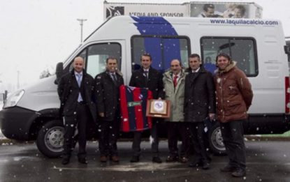 Juve dona due minibus all'Aquila Calcio: un aiuto concreto