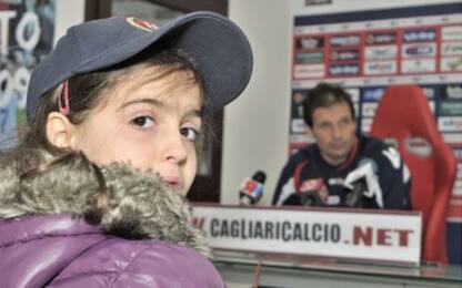 La baby-giornalista intervista Allegri: "Resti al Cagliari?"