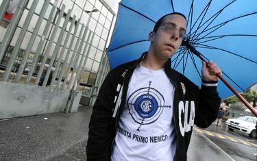  CALCIOPOLI: TIFOSI JUVE DAVANTI TRIBUNALE, ARRIVATO PAIRETTOUn tifoso juventino davanti alla sede del Tribunale di Napoli dove oggi, 13 aprile 2010,  e' in programma un'udienza del processo Calciopoli in cui la difesa dell'ex dg della Juventus, Luciano Moggi, chiedera' di acquisire agli atti una serie di intercettazioni.ANSA/ CIRO FUSCO / DBA 