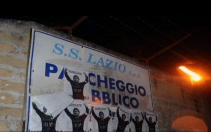 Pollici all'ingiù: i poster di Totti invadono Formello