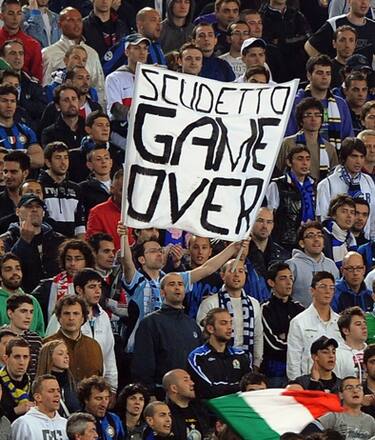 Uno striscione con la scritta "Scudetto Game Over" esposto dai tifosi dell'Inter questa sera allo stadio Olimpico di Roma durante la finale di Coppa Italia Inter-Roma. 
CLAUDIO ONORATI/ON/DRN 