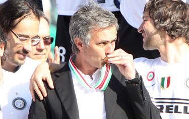 mourinho_bacia_medaglia_inter_ansa