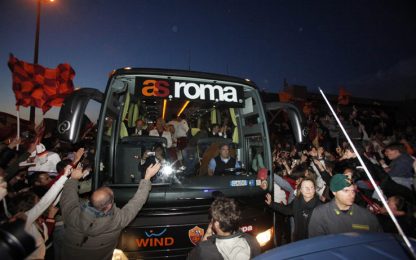 La Roma accolta da duemila tifosi: "Grazie comunque"