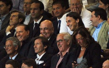 Da sin. Silvio Berlusconi, Adriano Galliani, Zlatan Ibrahimovic e Mino Raiola in tribuna al Meazza di Milano, oggi domenica 29 agosto 2010. DANIEL DAL ZENNARO/ANSA