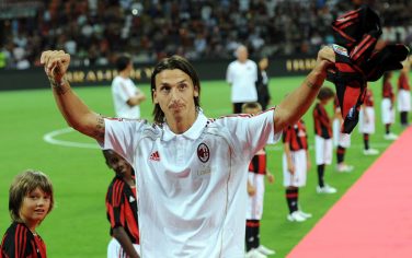 Zlatan Ibrahimovic saluta i tifosi del Milan al Meazza di Milano oggi 29 agosto 2010. DANIEL DAL ZENNARO/ANSA