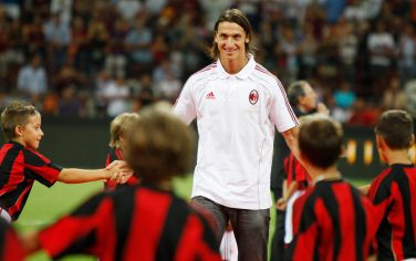 AC Milan newly signed forward Zlatan Ibrahimovic, of Sweden, plays with children at half time during the Serie A soccer match between AC Milan and Lecce, at the Milan San Siro stadium, Italy, Sunday, Aug 29, 2010. AC Milan reached a deal with Barcelona to bring Zlatan Ibrahimovic back to Serie A on Saturday, potentially altering the balance of power in the Italian league on the opening day of the season. AC Milan announced that Ibrahimovic will join the team on a free loan this season, after which it will have the option to pay Barcelona  24 million ($30.5 million) for his full transfer. Ibrahimovic played for Juventus and Inter Milan before joining the Spanish champions last season in a  46 million ($66 million) deal that sent striker Samuel Eto'o to Inter. He scored 21 goals in all competitions but often struggled to fit into Barcelona's intricate passing schemes. (AP Photo/Antonio Calanni)
