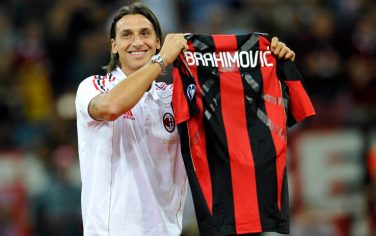 AC Milan's Swedish  forward Zlatan Ibrahimovic show his jersey during his presentation the Serie A football match AC Milan vs Lecce  at San Siro Stadium  in Milan on  August 29, 2010. AFP PHOTO / GIUSEPPE CACACE (Photo credit should read GIUSEPPE CACACE/AFP/Getty Images)