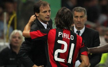 Pirlo (d) esulta con Allegri dopo avere realizzato il goal dell'1-0 per il Milan durante la partita di serie A Parma-Milan allo stadio 'Tardini' di Parma oggi 2 ottobre 2010.GIORGIO BENVENUTI