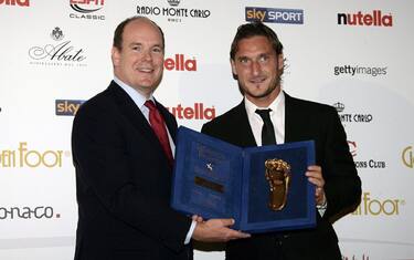 epa02388372 Italian AS Roma's soccer player Francesco Totti (R) receives the Golden Foot Awards 2010 from Prince Albert II of Monaco (L) during the soccer Golden Foot Awards 2009,  in Monte Carlo, Monaco on 11 October 2010. The Golden Foot award is an international career award for players, who stand out for their sport results.  EPA/BRUNO BEBERT CORBIS OUT ?EPA/str/Bruno Bebert